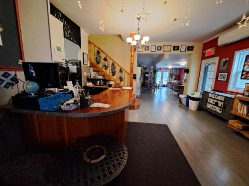 a coffee shop with a counter in a room at Auberge Jeunesse à Loulou in Lévis