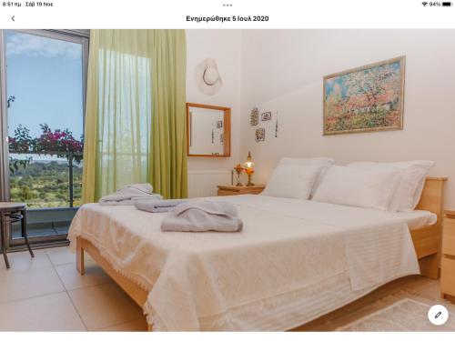 um quarto com uma cama grande e uma janela em Country house with amazing sea view em Kassandria