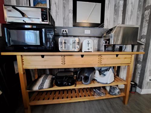 a microwave sitting on top of a wooden table at Auberge Jeunesse à Loulou in Lévis