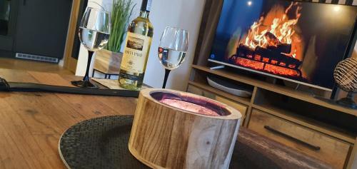 Televisyen dan/atau pusat hiburan di Sjesta al mare, domki z sauną i balią z jacuzzi