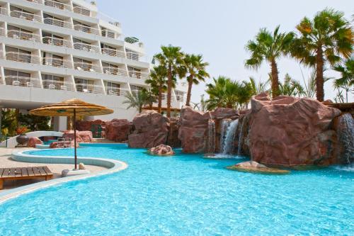una piscina con cascata in un resort di Leonardo Plaza Hotel Eilat a Eilat