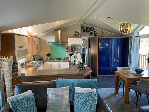 Felton的住宿－Jasmine Lodge, 2 bedroom with hot tub - Felmoor Park，带沙发的客厅和厨房