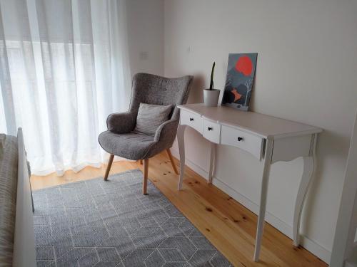 a desk and a chair in a room at Casa d´ Avó Glória in Alvoco das Várzeas