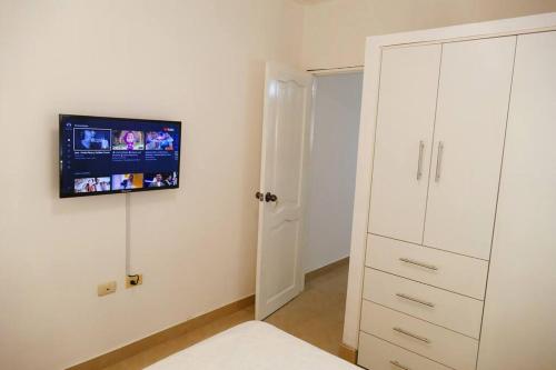 TV a/nebo společenská místnost v ubytování Suite Ejecutiva 2F A 12Min Malecon 2000 GYE