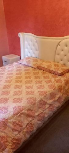 Una cama con edredón en una habitación en Villa à louer dans un endroit magnifique, en Tifnit