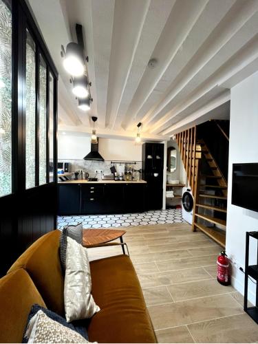 un salon avec un canapé et une cuisine dans l'établissement New Inn Paris, à Paris