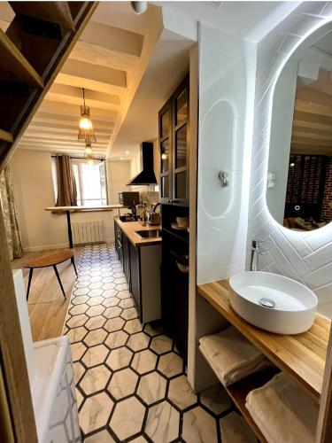 La salle de bains est pourvue d'un lavabo blanc et d'une cuisine. dans l'établissement New Inn Paris, à Paris