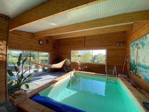Maison avec piscine intérieure chauffée,sauna, et billard
