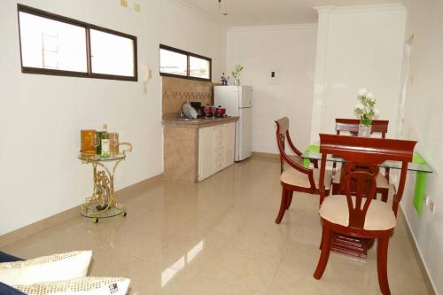 cocina y comedor con mesa y sillas en Condominio Charito Suite 2G a 12 Min Malecon 2000, en Guayaquil