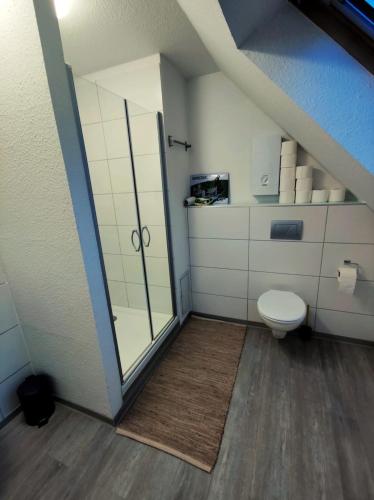 a bathroom with a shower and a toilet at Dachgeschosswohnung mit Klimaanlage in bester Lage in Menden