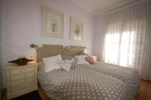 バルセロナにあるLets Holidays Centric Apartment in Barcelonaのベッドルーム1室(ピンクと白の枕が備わるベッド1台付)