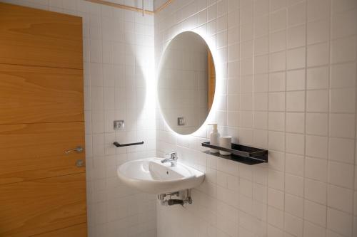 La salle de bains est pourvue d'un lavabo et d'un miroir mural. dans l'établissement El Arenal apartment, à Séville