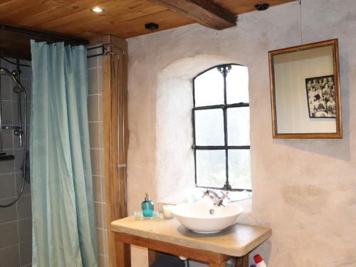 baño con lavabo y ventana en Holiday home SIMLÅNGSDALEN IV, en Simlångsdalen