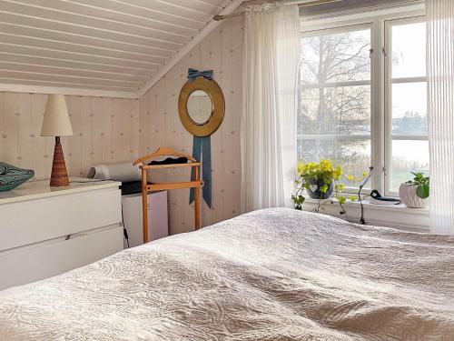 BjörköにあるHoliday home BJÖRKÖ IIIのベッドルーム1室(ベッド1台、鏡、窓付)