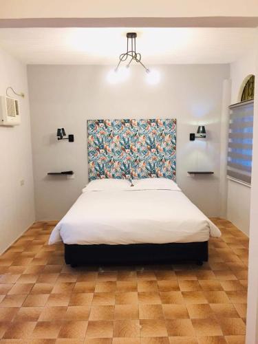 Una cama o camas en una habitación de Sunbloom Beachfront Hotel and Restaurant Zambales