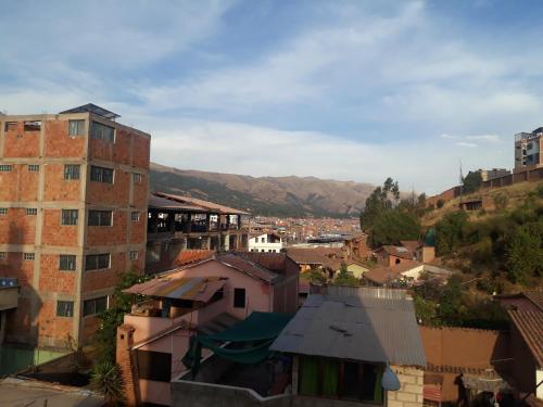una vista aérea de una ciudad con edificios y montañas en Hospedaje por departamentos UVIMA III, en Cusco