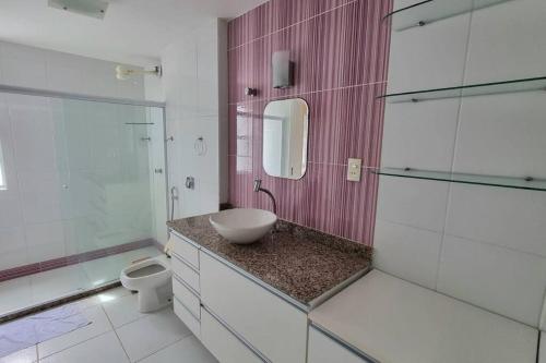 uma casa de banho com um lavatório e um WC em Aluguel temporada em Vilas do Atlantico a 2 minutos da praia em Lauro de Freitas