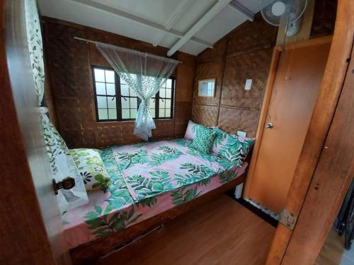 sypialnia z łóżkiem w pokoju z oknem w obiekcie Glamping Site walking distance to Majayjay Falls w mieście Amonoy
