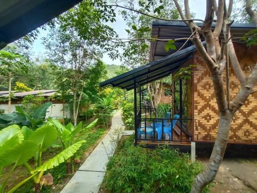 een boomhut midden in een tuin bij Bamboo Hut Bangalow in Ko Mook