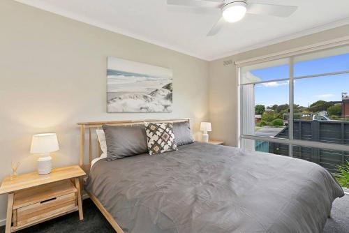 阿波罗湾Miren Cottage Holiday Home Free Wi-Fi的一间卧室，里面有一张床和一扇大窗户。