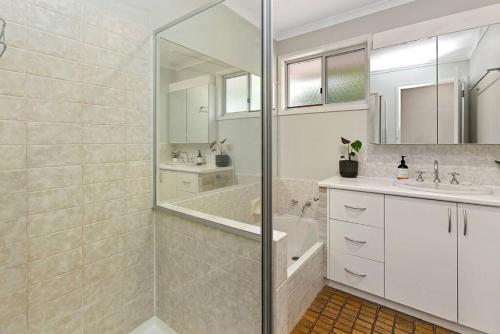 阿波罗湾Miren Cottage Holiday Home Free Wi-Fi的带淋浴、浴缸和水槽的浴室