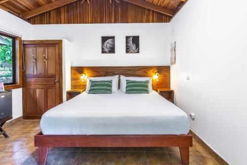 Postel nebo postele na pokoji v ubytování Makanas Beach Bungalows