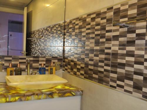 a bathroom with a sink and a mirror at Apartment Ben Gurion in Bat Yam