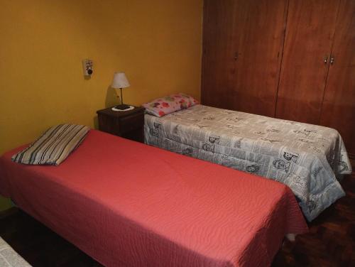 1 dormitorio con 2 camas y una lámpara en una mesa en La posada de Doña Teresa en Mendoza