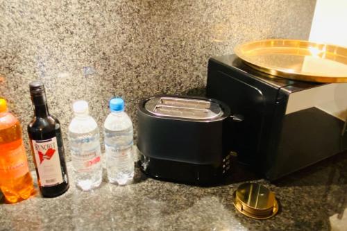 a black toaster and two bottles of water on a counter at GIOIA@HOME in Locarno