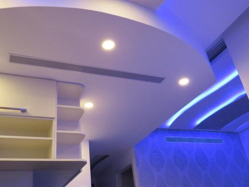 a room with blue lights on the ceiling at Apartment Ben Gurion in Bat Yam