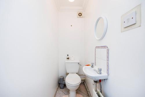Een badkamer bij 6 Bedroom Larger group House with Parking Corringham Stanford Le Hope