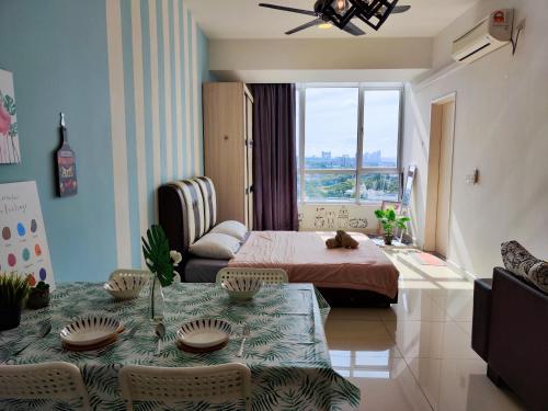Pokój z łóżkiem, stołem, łóżkiem i oknem w obiekcie Rainforest City House Greenfield Regency - Paradigm, Sutera & UTM area w mieście Johor Bahru
