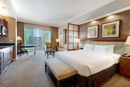 Habitación de hotel con cama grande y escritorio. en Balcony Suite Strip View, en Las Vegas