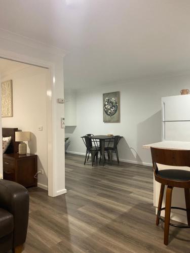 a kitchen and dining room with a table and chairs at Morros Place in Hay