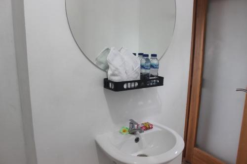 a bathroom with a sink and a mirror at Butterfly Villas Nusa Ceningan in Nusa Lembongan
