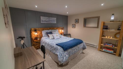 um quarto com uma cama com um edredão azul em Sunset Tides em Oak Haven