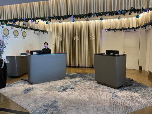 Lobby/Rezeption in der Unterkunft Crown Regency Suites Mactan