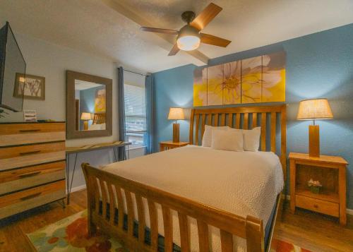 a bedroom with a bed and a ceiling fan at Embarcadero Resort in Newport