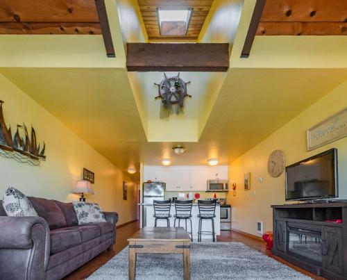 a living room with a couch and a table at Embarcadero Resort in Newport