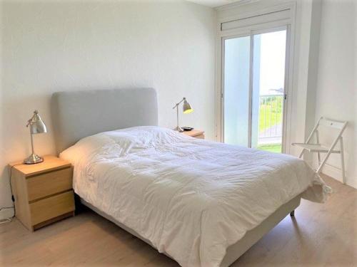 une chambre blanche avec un lit et une fenêtre dans l'établissement Joli 2 pièces rénové - Quiberon - Face à la mer - Parking + WiFi - FR-1-478-147, à Quiberon