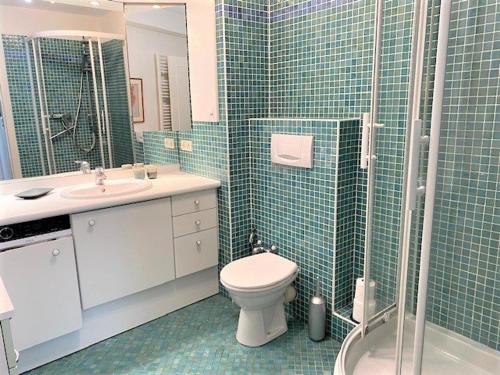 une salle de bain avec toilettes, lavabo et douche dans l'établissement Joli 2 pièces rénové - Quiberon - Face à la mer - Parking + WiFi - FR-1-478-147, à Quiberon