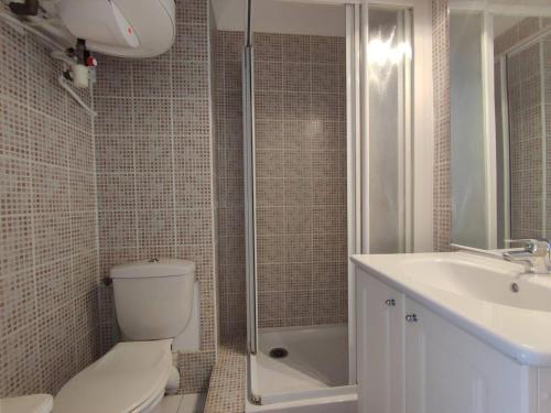 y baño con aseo, lavabo y ducha. en Appartement Balaruc-les-Bains, 1 pièce, 2 personnes - FR-1-571-18, en Balaruc-les-Bains