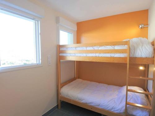 Appartement La Trinité-sur-Mer, 3 pièces, 4 personnes - FR-1-477-180 tesisinde bir ranza yatağı veya ranza yatakları