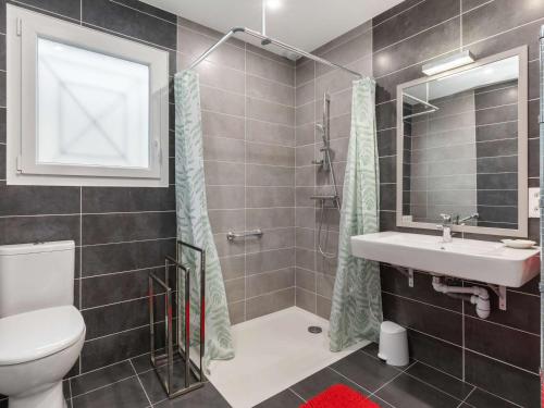 une salle de bain avec toilettes, lavabo et douche dans l'établissement Villa T4 climatisée avec jardin, jacuzzi et Free WiFi à 600 m de la plage - FR-1-423-234, au Cap d'Agde