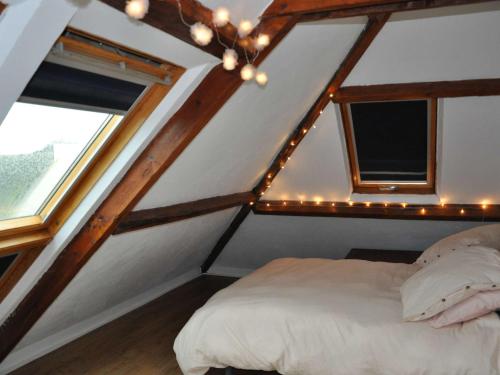 - une chambre mansardée avec des lumières dans l'établissement Maison 3*** à 300m de la plage, jardin privé, Wifi inclus, proche commerces, 6 pers., non-fumeurs - FR-1-542-47, à Pleumeur-Bodou