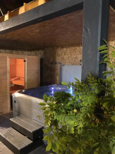 una habitación con un banco y algunas plantas en Aux Portes des Lacs en Ardres