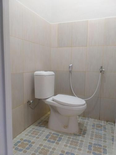 łazienka z toaletą w pokoju w obiekcie Almahyra Homestay Syariah w mieście Bukittinggi