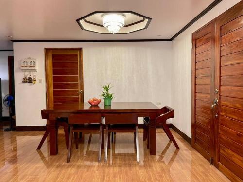 Φωτογραφία από το άλμπουμ του La Famille Guesthouse Pundaquit Mountain view and walking distance to beach σε San Antonio