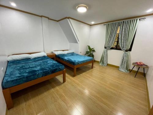 Ένα ή περισσότερα κρεβάτια σε δωμάτιο στο La Famille Guesthouse Pundaquit Mountain view and walking distance to beach