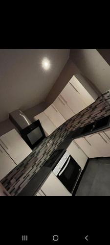 - un clavier d'ordinateur installé sur un bureau dans la chambre dans l'établissement Maisonette de plain pied à 5 à pied de la gare de denain., à Denain